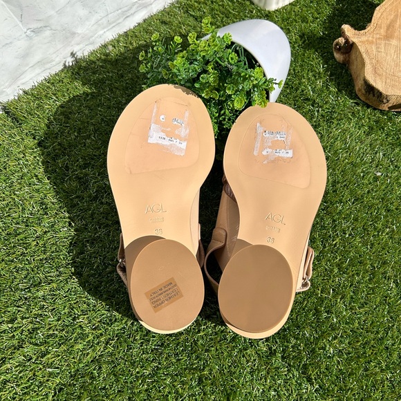 AGL ATTILIO GIUSTI
LEOMBRUNI
Alison Crisscross Strap
Sandal In Basic-basic
$525 - Picture 15 of 16